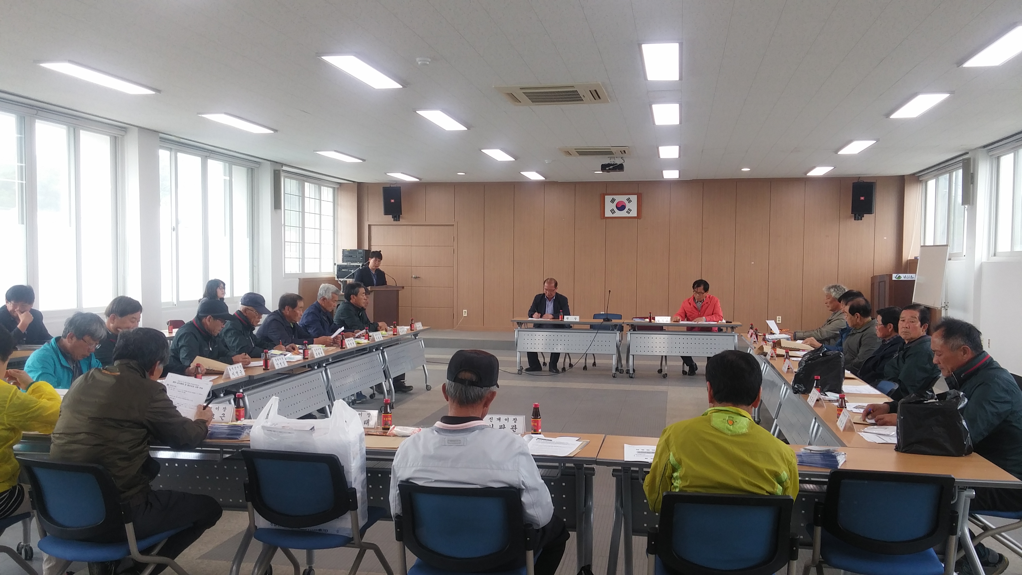함안군선거관리위원회에서 함안면 사무소에서 개최한 함안군 함안면 이장회의에서 선거법 안내를 하였습니다.