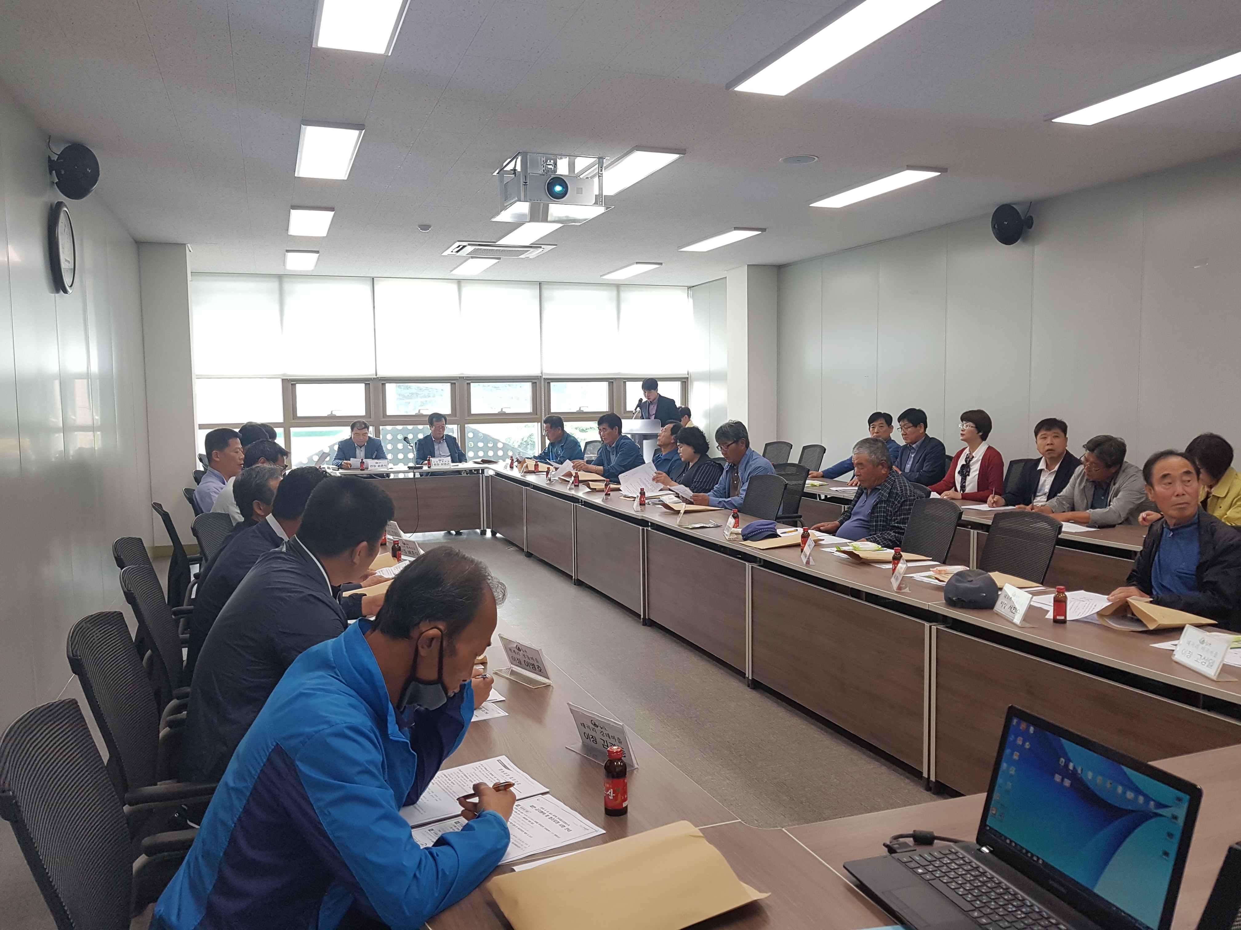 함안군선거관리위원회에서 칠서면 사무소에서 개최한 함안군 칠서면 이장회의에서 선거법 안내를 하였습니다.