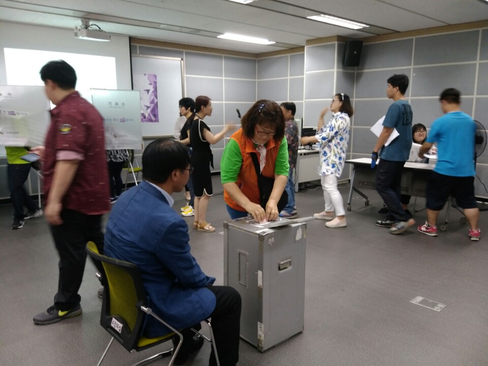 발달 장애인 투표지 투표함 투입장면