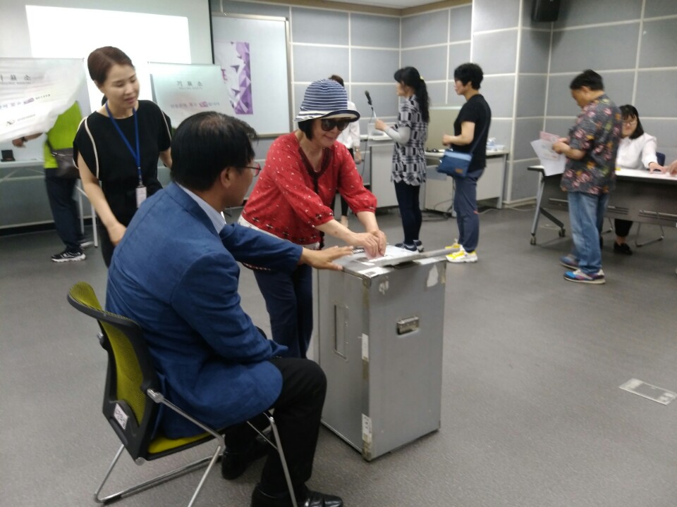 발달 장애인 투표지 투표함 투입 장면 2