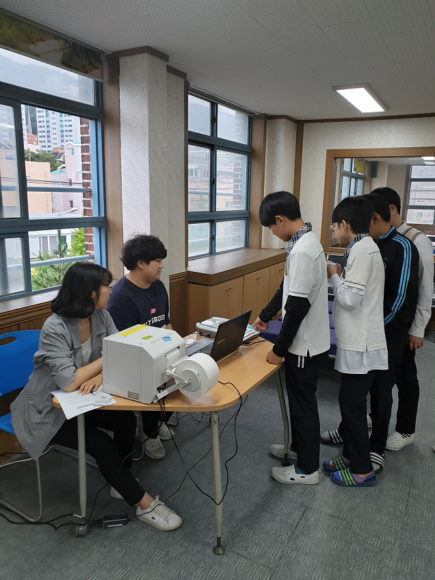 학생들이 모의투표용지를 발급받기 위해 신분확인을 위한 지문을 찍고있는 모습