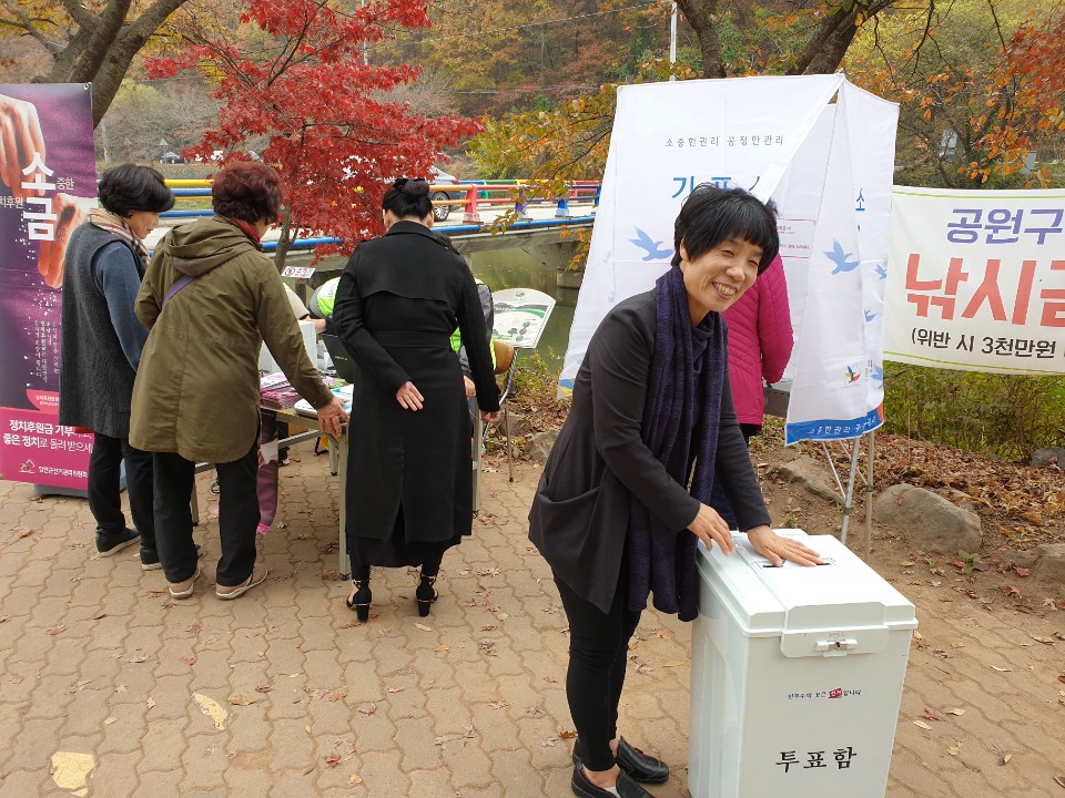 사전투표 체험을 마치고 투표함에 용지를 넣는 모습입니다