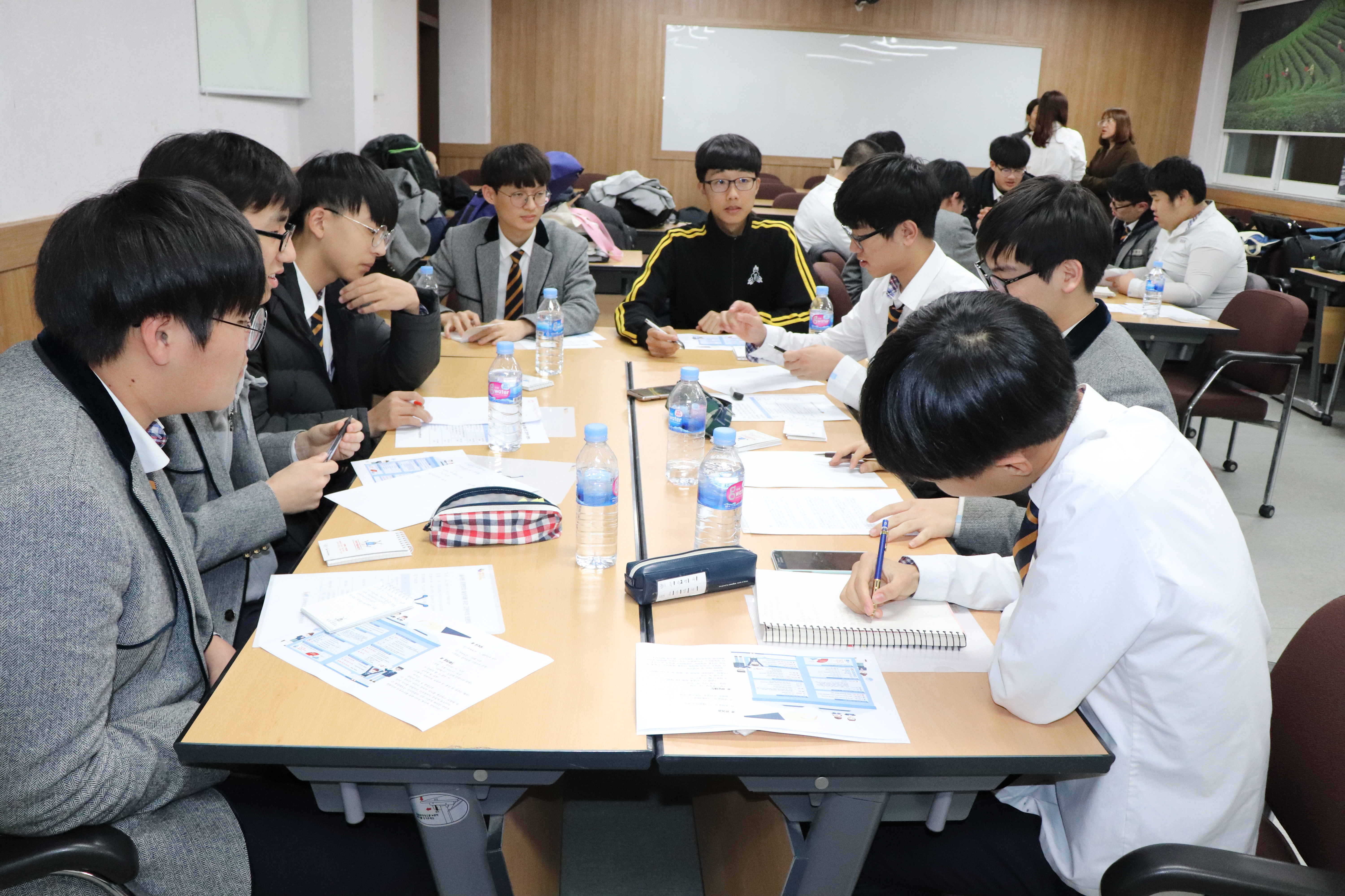 토론하는 모습