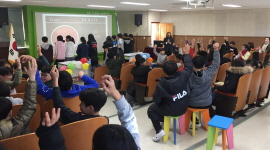 찬성팀과 반대팀 토론자에 대한 청중 투표를 하는 모습