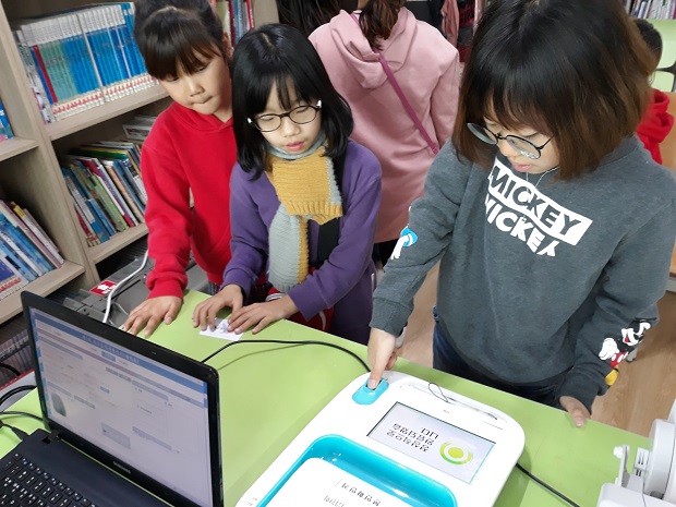 학생들의 사전투표장비 체험